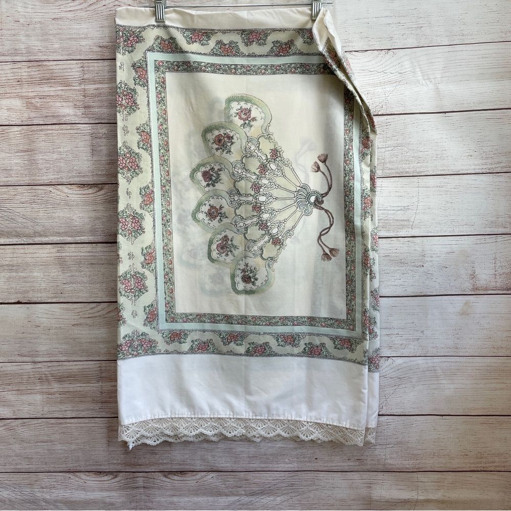 VINTAGE LOUIS NICHOLE FLAT SHEET AND 3 PILLOWCASES‎